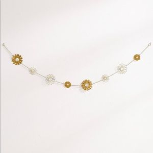 UO Hammered Metal Daisy Wall Hanging Banner 🌼